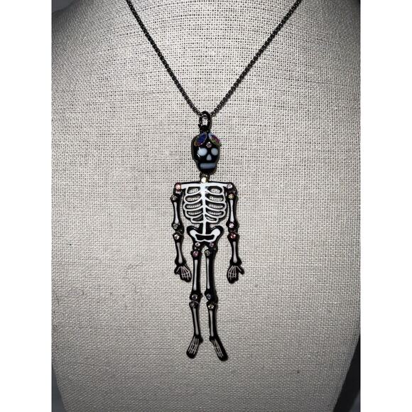 NWT BETSEY JOHNSON GLOW IN THE DARK HALLOWEEN SKELETON NECKLACE - Picture 1 of 14